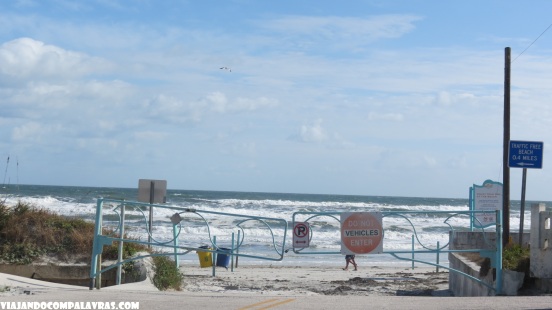 Passagem de carro para areia da praia Daytona Beach Flórida