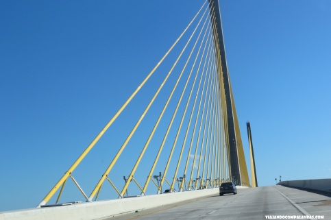 Atravessando a Sunshine Skyway Bridge, St Petersburg, Flórida