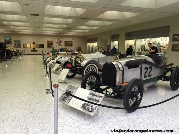 Exposição de carros no Hall of Fame Museum do Indianapolis Motor Speedway