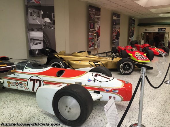Carros de corrida no Indianapolis Motor Speedway